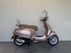 Vespa Primavera Brom 45 km/h, BWJ 2023, Spark Rose Metallic, Fietsen en Brommers, Maximaal 45 km/u, Ophalen of Verzenden, Zo goed als nieuw